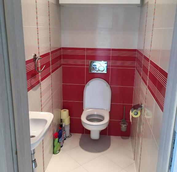 شقة غرفتين نوم مزودة بتراس, Lake View Apartments Near Golf Resort Kunětická Hora, Dříteč