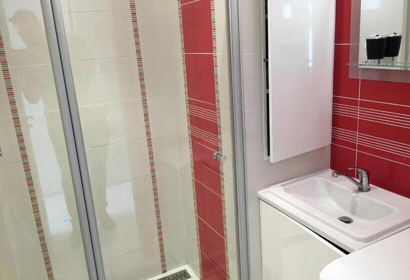 شقة غرفتين نوم مزودة بتراس, Lake View Apartments Near Golf Resort Kunětická Hora, Dříteč