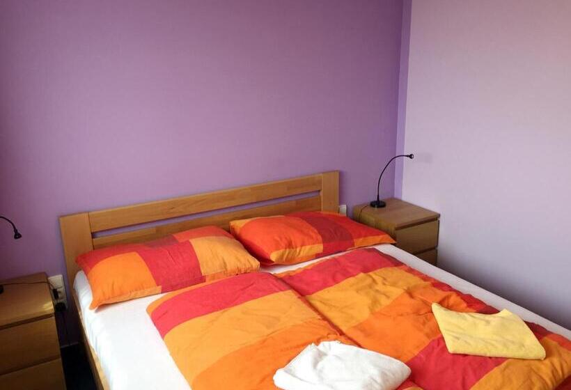 شقة غرفتين نوم مزودة بتراس, Lake View Apartments Near Golf Resort Kunětická Hora, Dříteč