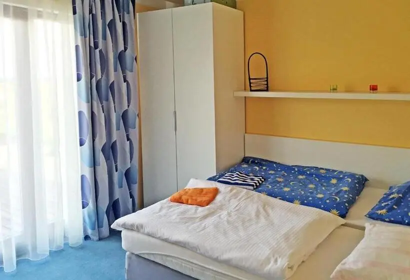 Huoneisto 2 Makuuhuonetta Terassi, Lake View Apartments Near Golf Resort Kunětická Hora, Dříteč