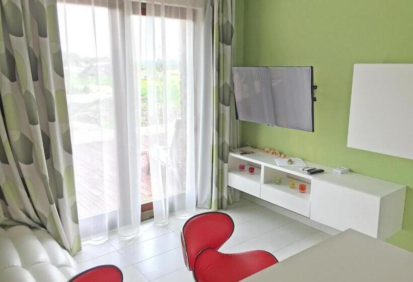 شقة غرفتين نوم مزودة بتراس, Lake View Apartments Near Golf Resort Kunětická Hora, Dříteč