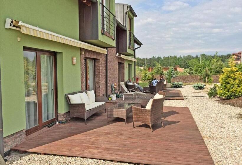 شقة غرفتين نوم مزودة بتراس, Lake View Apartments Near Golf Resort Kunětická Hora, Dříteč