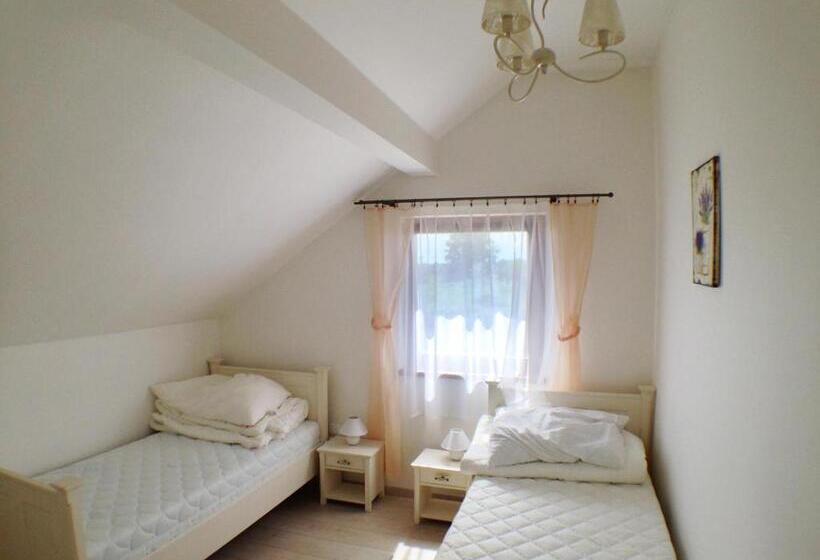 شقة غرفتين نوم مزودة بشُرفة, Lake View Apartments Near Golf Resort Kunětická Hora, Dříteč