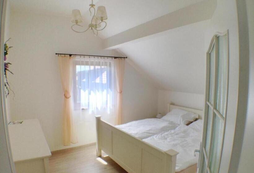 شقة غرفتين نوم مزودة بشُرفة, Lake View Apartments Near Golf Resort Kunětická Hora, Dříteč