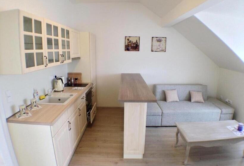 شقة غرفتين نوم مزودة بشُرفة, Lake View Apartments Near Golf Resort Kunětická Hora, Dříteč