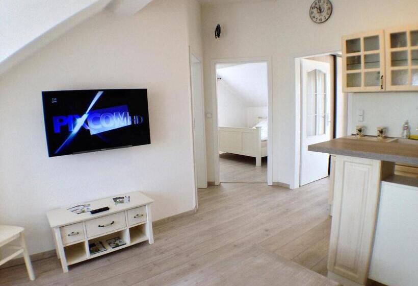 شقة غرفتين نوم مزودة بشُرفة, Lake View Apartments Near Golf Resort Kunětická Hora, Dříteč