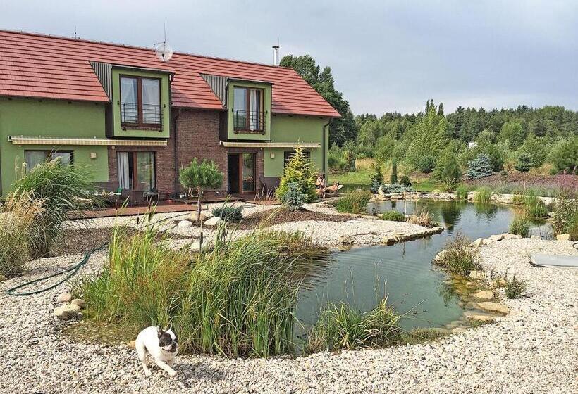 شقة غرفة نوم واحدة مزودة بشُرفة, Lake View Apartments Near Golf Resort Kunětická Hora, Dříteč