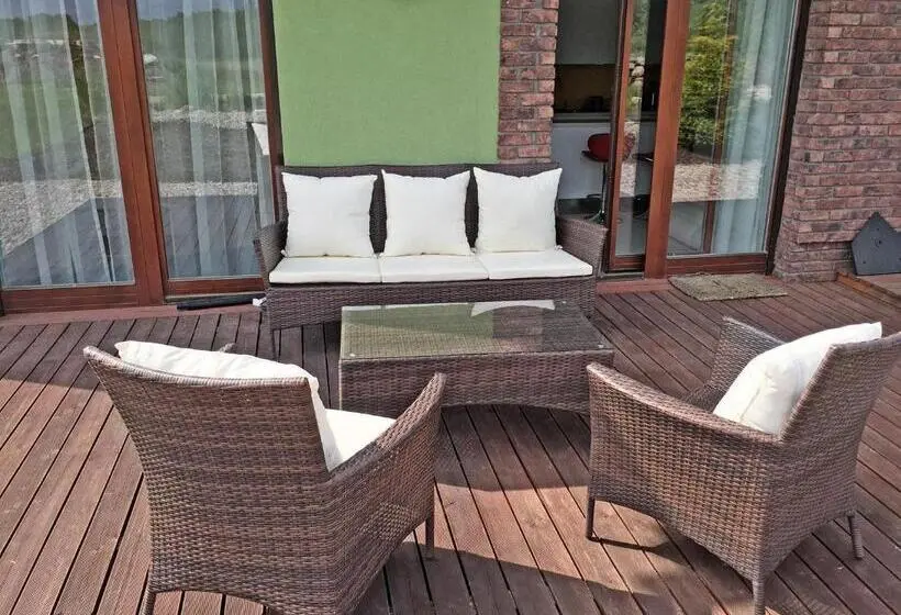 Huoneisto 2 Makuuhuonetta Terassi, Lake View Apartments Near Golf Resort Kunětická Hora, Dříteč