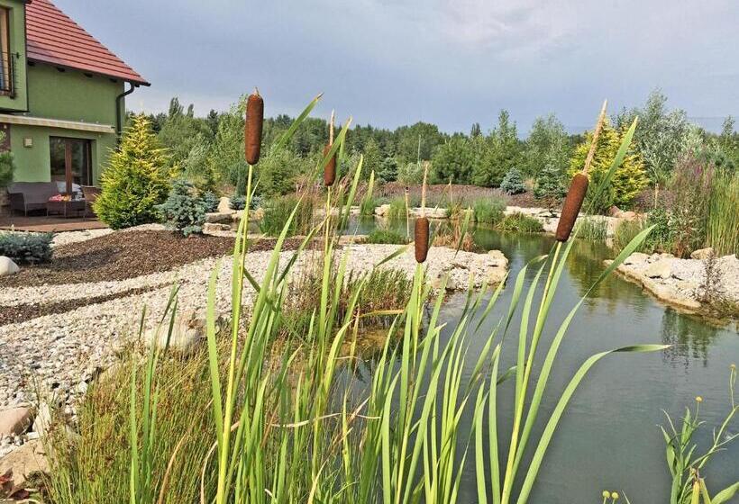 شقة غرفتين نوم مزودة بتراس, Lake View Apartments Near Golf Resort Kunětická Hora, Dříteč