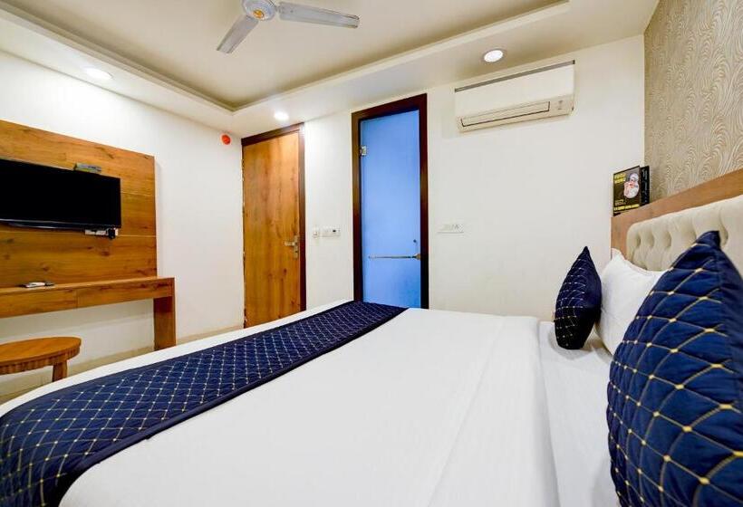 اتاق استاندارد با تخت بزرگ, Grand Villas Near Delhi Igi Airport
