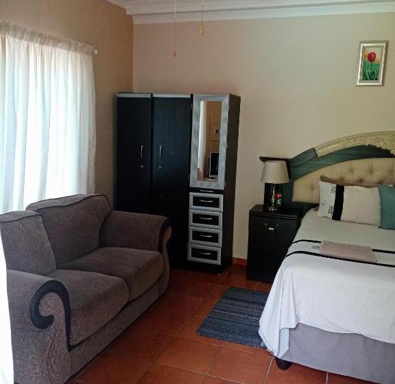 غرفة قياسية مطلّة علي حمام السباحة, De La Rose Guesthouse