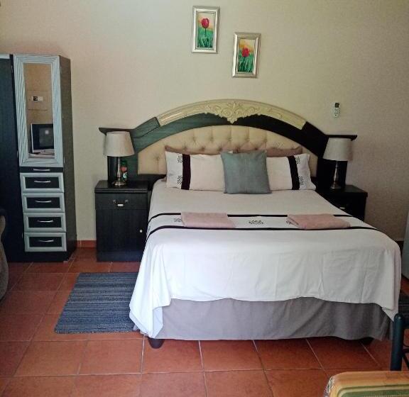 غرفة قياسية مطلّة علي حمام السباحة, De La Rose Guesthouse