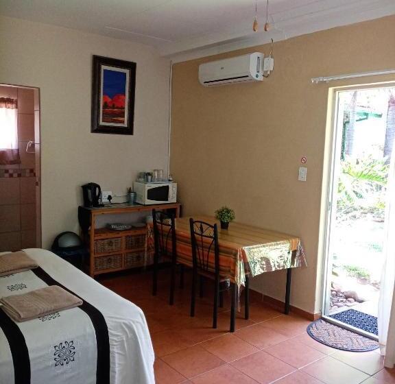 غرفة قياسية مطلّة علي حمام السباحة, De La Rose Guesthouse