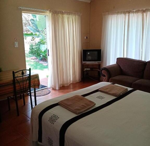 غرفة قياسية مطلّة علي حمام السباحة, De La Rose Guesthouse