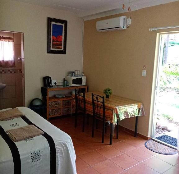 غرفة قياسية مطلّة علي حمام السباحة, De La Rose Guesthouse