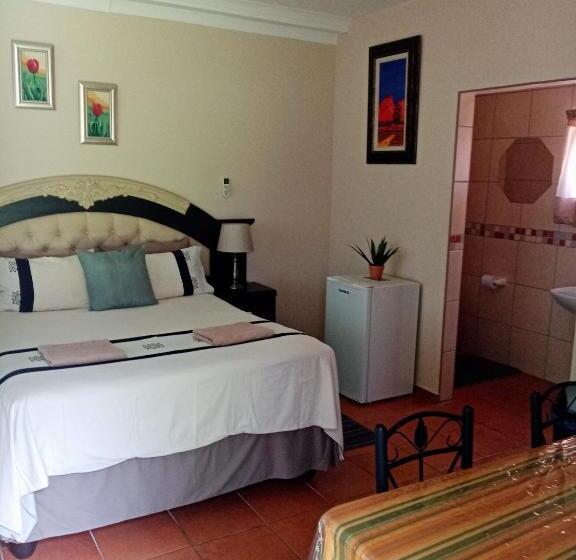 غرفة قياسية مطلّة علي حمام السباحة, De La Rose Guesthouse