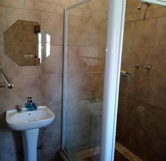 غرفة قياسية مطلّة علي حمام السباحة, De La Rose Guesthouse