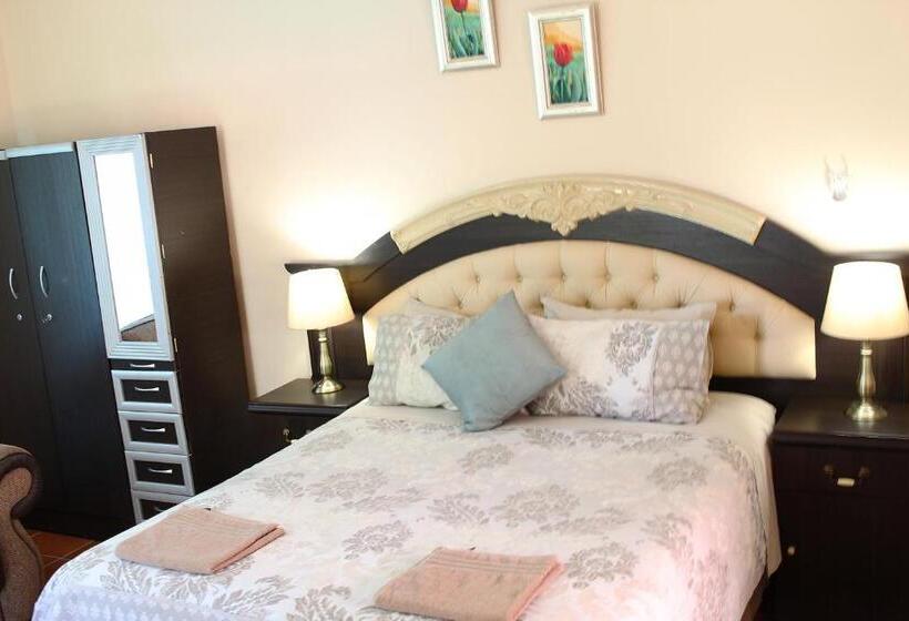 غرفة قياسية مطلّة علي حمام السباحة, De La Rose Guesthouse