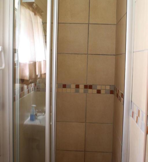 غرفة قياسية مطلّة علي حمام السباحة, De La Rose Guesthouse