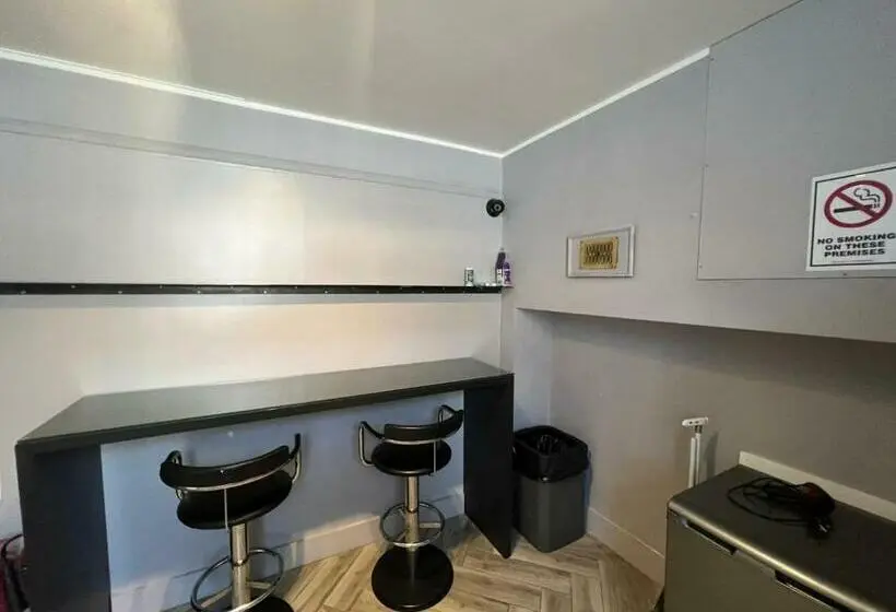 اتاق استاندارد با سرویس بهداشتی مشترک, Petticoat Accommodations