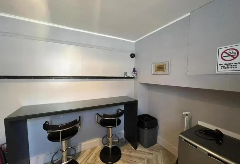 اتاق لوکس, Petticoat Accommodations
