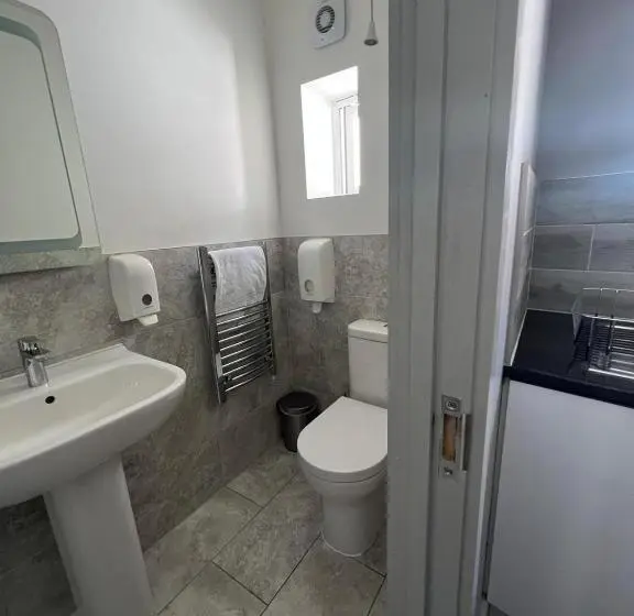 استودیوی لوکس, Petticoat Accommodations