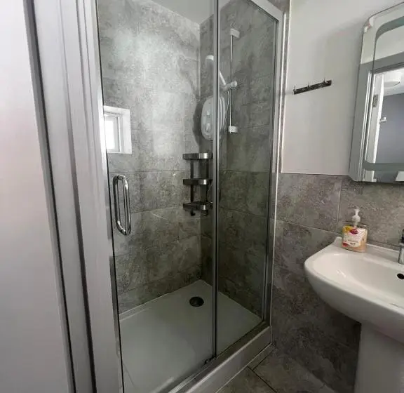 استودیوی لوکس, Petticoat Accommodations