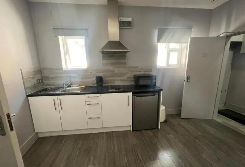 استودیوی لوکس, Petticoat Accommodations