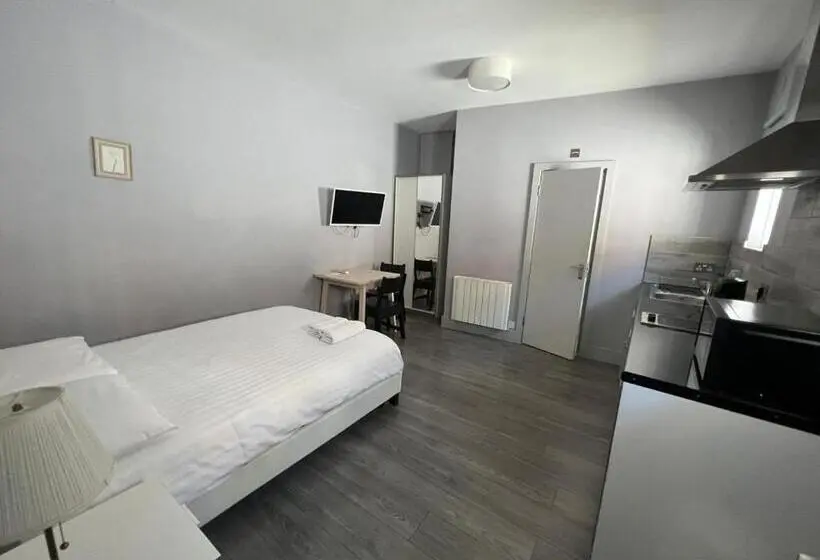 استودیوی لوکس, Petticoat Accommodations
