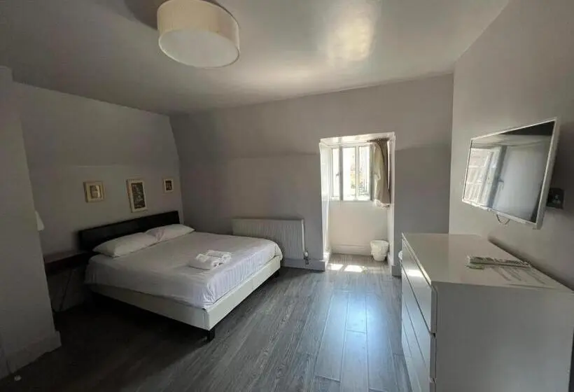 سوییت جونیور لوکس, Petticoat Accommodations