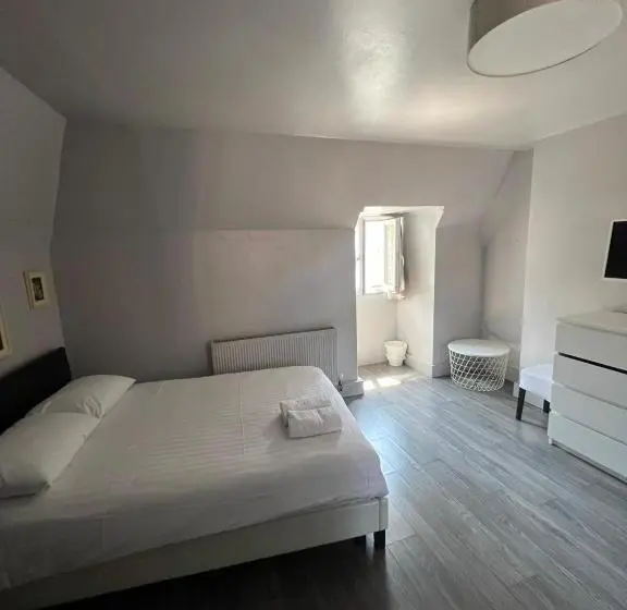 سوییت جونیور لوکس, Petticoat Accommodations