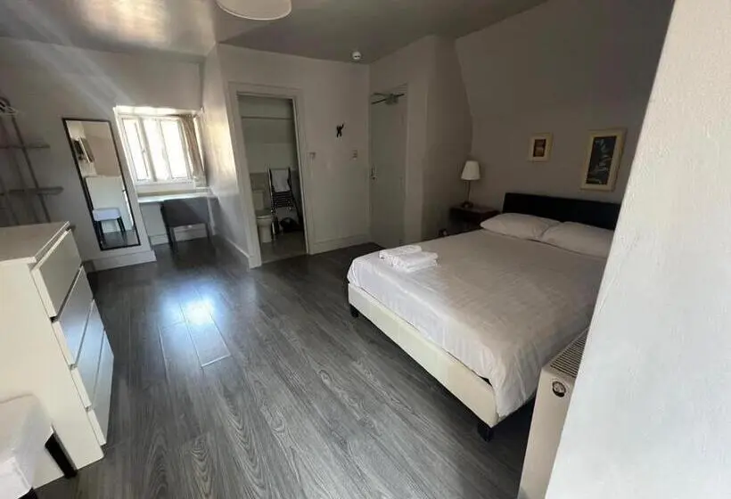 سوییت جونیور لوکس, Petticoat Accommodations