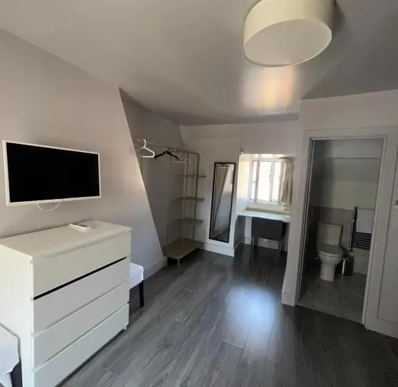 سوییت جونیور لوکس, Petticoat Accommodations
