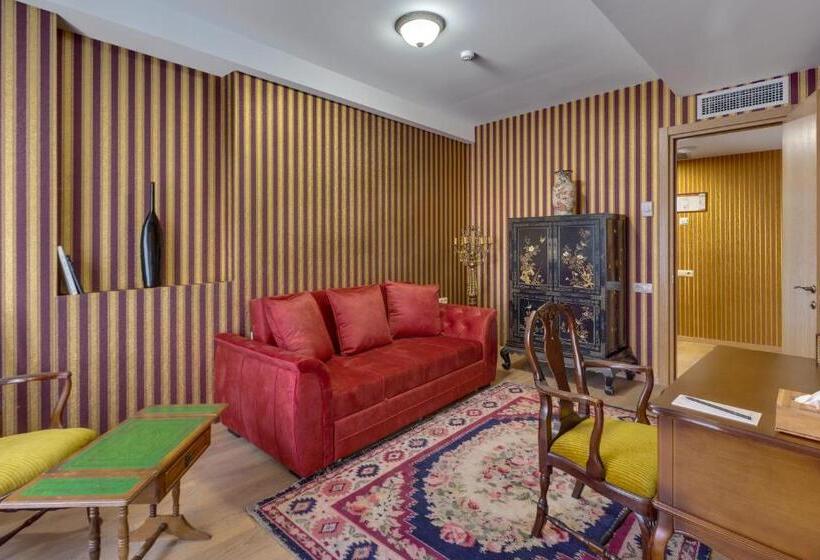 سوییت خانوادگی, Mukhrantubani Boutique