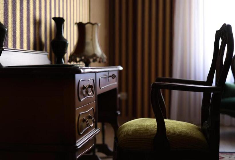 سوییت خانوادگی, Mukhrantubani Boutique