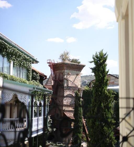 سوییت خانوادگی, Mukhrantubani Boutique