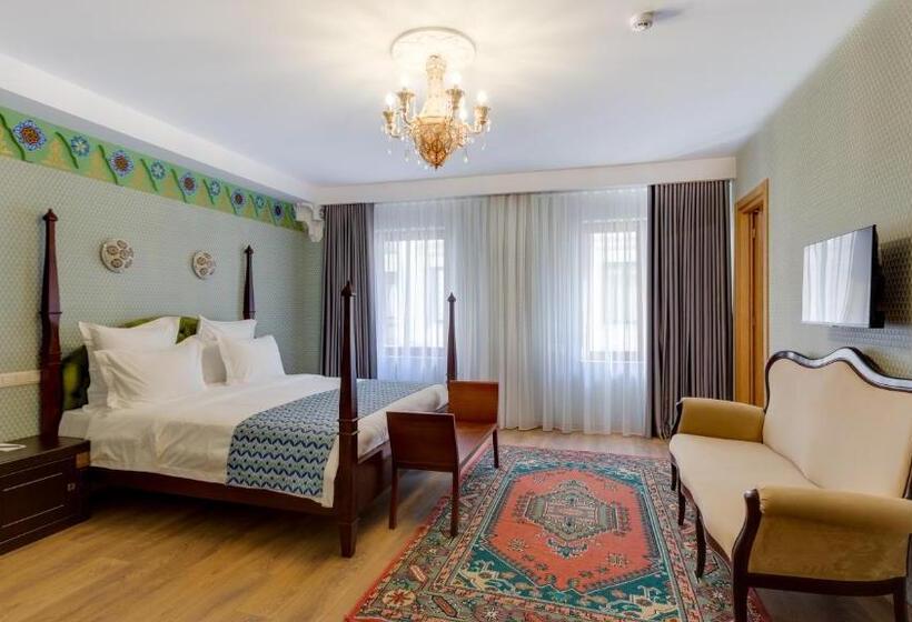 سوییت خانوادگی, Mukhrantubani Boutique