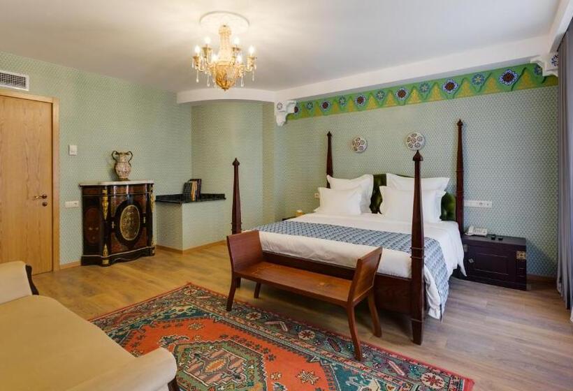 سوییت خانوادگی, Mukhrantubani Boutique