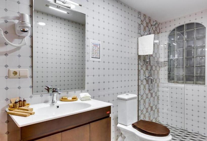 سوییت خانوادگی, Mukhrantubani Boutique