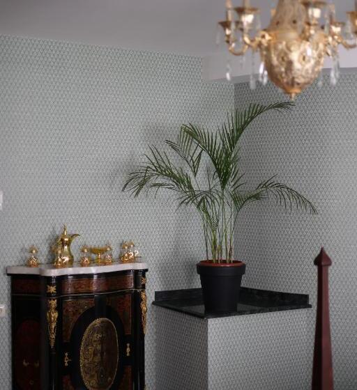 سوییت خانوادگی, Mukhrantubani Boutique