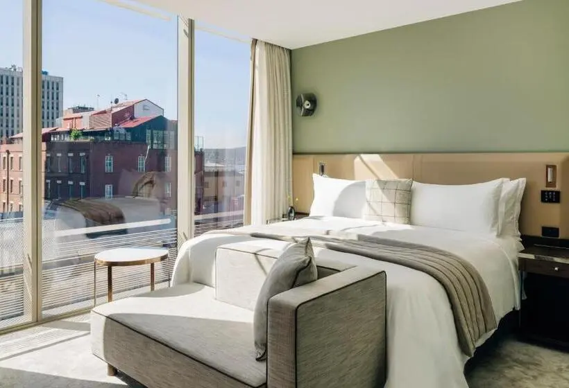 キングサイズベッドのスイートルーム, The Tasman, A Luxury Collection Hotel, Hobart