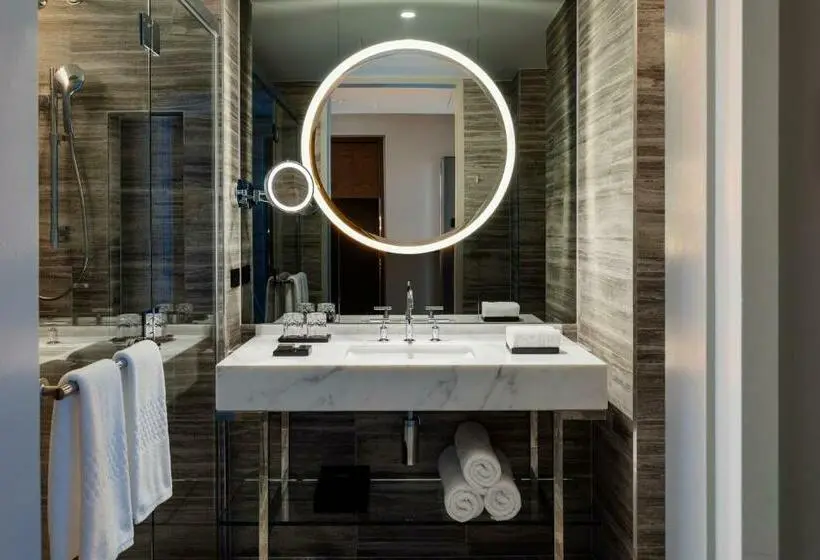 キングサイズベッドのスタンダードルーム, The Tasman, A Luxury Collection Hotel, Hobart
