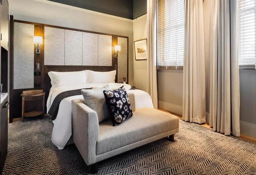 キングサイズベッドのスイートルーム, The Tasman, A Luxury Collection Hotel, Hobart