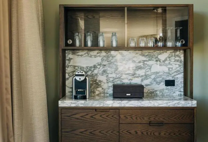 キングサイズベッドのスイートルーム, The Tasman, A Luxury Collection Hotel, Hobart