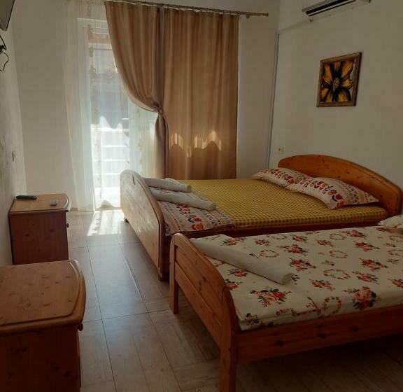 标准三人间, Casa Dalys