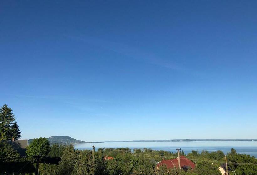 1 Bedroom Apartment Lake View, Tóranéző Ház