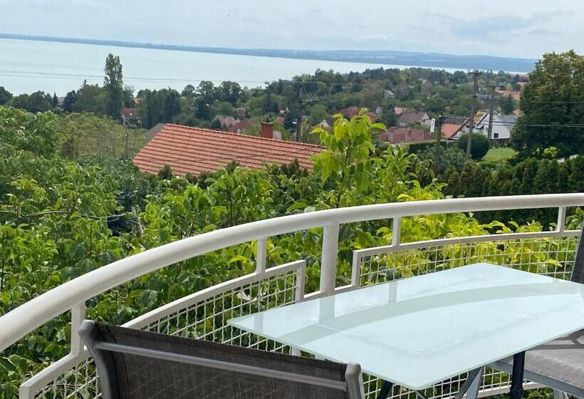1 Bedroom Apartment Lake View, Tóranéző Ház