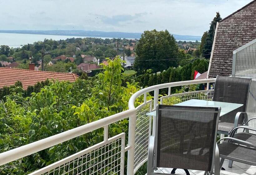 1 Bedroom Apartment Lake View, Tóranéző Ház