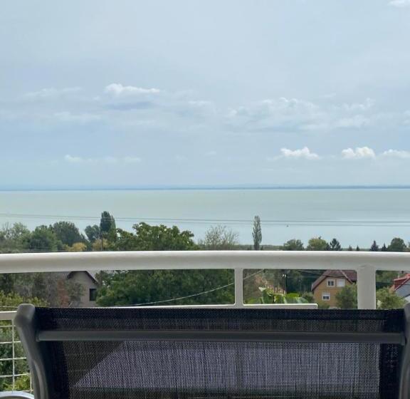 1 Bedroom Apartment Lake View, Tóranéző Ház