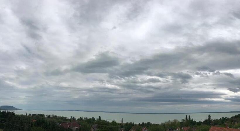 1 Bedroom Apartment Lake View, Tóranéző Ház